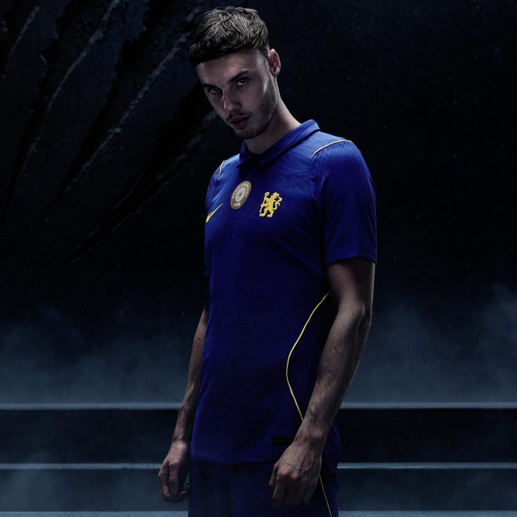 Cole Palmer avec le maillot domicile 2026-2027 de Chelsea